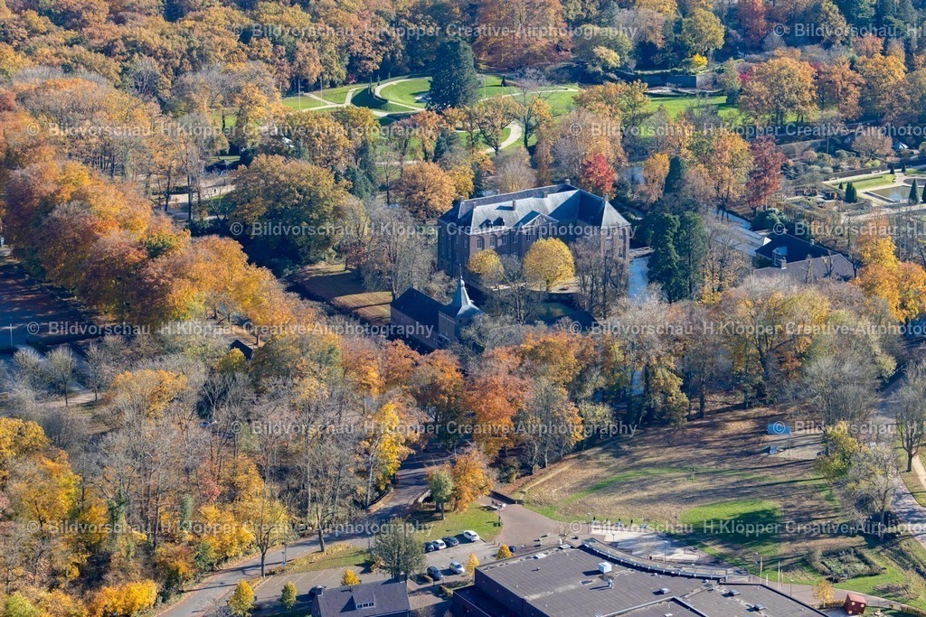 Luftbilder Arcen Limburg-7559 | Luftbildfotografie Herbstluftbild Wassergraben mit Wasserschloß Schloss Kasteeltuinen Arcen in Arcen in Limburg, Niederlande - Realisiert mit Pictrs.com