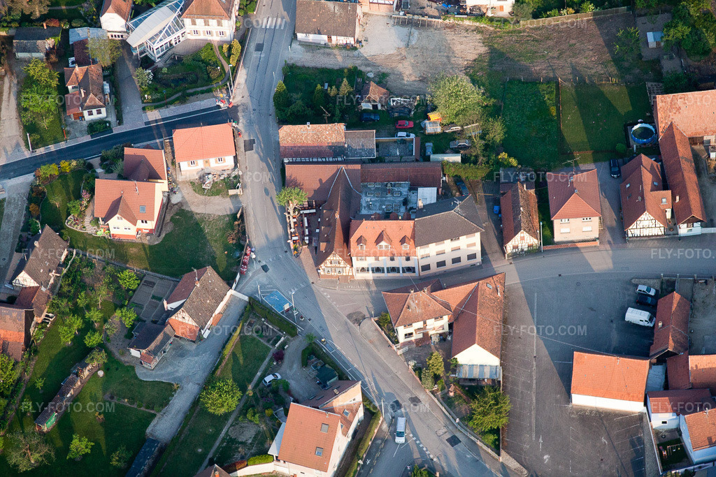 Aerial view: View of the town in Munchhausen in the state Bas-Rhin, France.Photo: IMG_40317.jpg taken on 04/22/2011 by Werner Riehm/FLY-FOTO.comResolution of the original: 4752 x 3168 px
