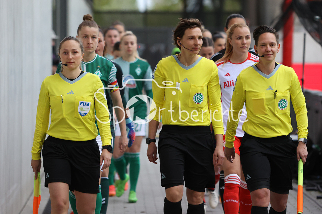 FC Bayern München Frauen - SV Werder Bremen Frauen | Schiedsrichterin Christine WEIGELT fuehrt die beiden Mannschafen auf das Feld / Linienrichterin Melissa JOOS (links) und Linienrichterin Alessa PLASS (rechts)