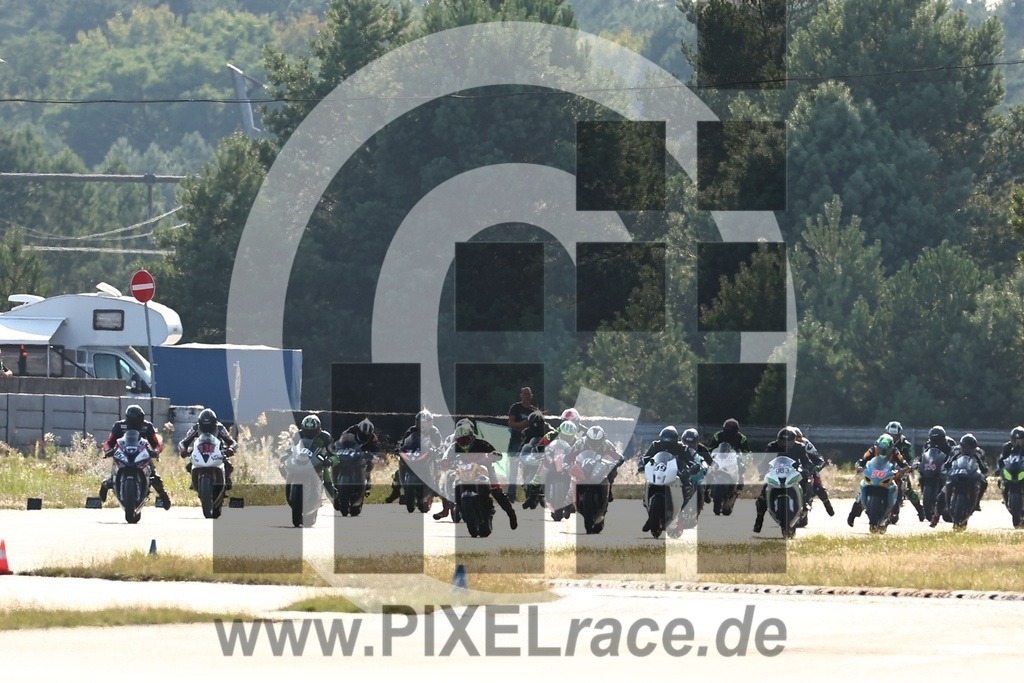 start-20240803_05173 | Schöne Erinnerungen an spannende Momente - das festzuhalten ist unser Job. PIXELrace.de ist seit 2003 auf den Rennstrecken Europas unterwegs um die Action draußen beim Fahren und die wunderbare Stimmung imm Fahrerlager für euch einzufangen.