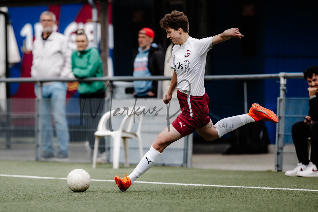 Frauen Bezirksliga, 24. Spieltag, Saison 2024/2025: 1. FC Gievenbeck - SV Teuto Riesenbeck | Frauen Bezirksliga, 24. Spieltag, Saison 2024/2025, 1. FC Gievenbeck empfängt SV Teuto Riesenbeck im Sportpark Gievenbeck in Münster. Foto: sportfotografie.ms | Markus Paletta - Realisiert mit Pictrs.com