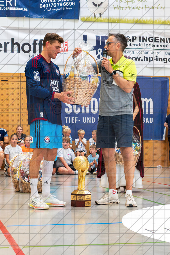 IHC 2026 - TSV Hannover-Burgdorf vs. HC Hamburg | Auszeichnung für besten Torschützen (21 Tore): Nicolaj Jörgensen (Handball-Club Hamburg #11), Heidekönigin; IHC 2026 - TSV Hannover-Burgdorf vs. HC Hamburg am 09.08.26 in Sporthalle KGS, Schneverdingen - Realisiert mit Pictrs.com