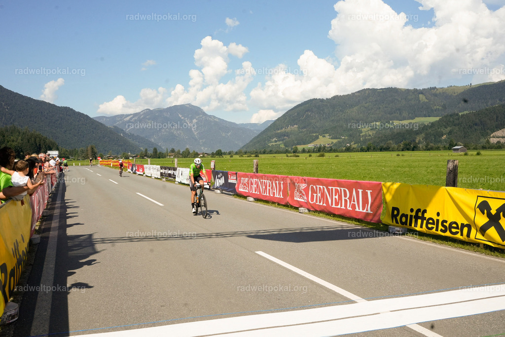 858_20230817_Bewerb_Maenner_Muehlanger | AUT - OESTERREICH, 2023-08-16: SPORT RENNRAD-FAHREN - 55. INTERNATIONALER RADWELTPOKAL IN ST. JOHANN IN TIROL  - Vintage-Radrennen mit WM-Bronze-Medaillen-Siegerin Christina Schweinberger, den Teilnehmer und Alexander Baumann (vom Orginastions-Team) - TAG 2 BEWERB MAENNER IN SECHS GRUPPEN  ; Foto: Roland Muehlanger