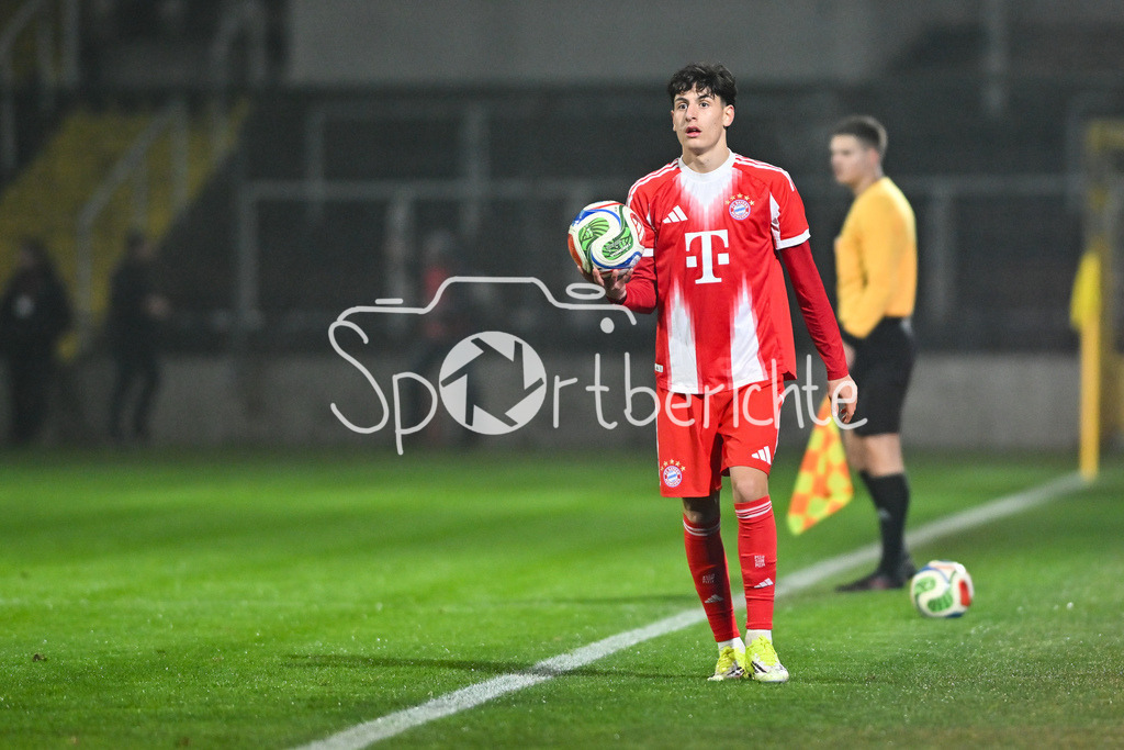 FC Bayern Amateure - SpVgg Unterhaching | MÜNCHEN, DEUTSCHLAND - 24. FEBRUAR: am Ball Deniz OFLI (FC Bayern München II 3) / Einzelfoto / Freisteller während dem Spiel zwischen den Amateuren des FC Bayern München und der SpVgg Unterhaching am 25. Spieltag der Regionalliga Bayern im Grünwalder Stadion