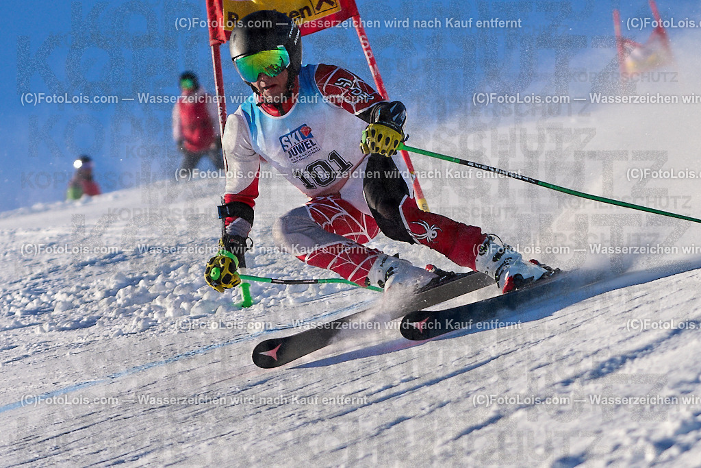 ALP4670_MASTERS-Cup_GS-A Herrn_Neuhauser Alexander | (C)FotoLois.com, Alois Spandl. FIS Masters-Cup Wildschönau, Giant Slalom auf der Piste Schatzberg GS, Siegerehrung auf dem Dorfplatz Niederau, Sa 13. Januar 2024.
