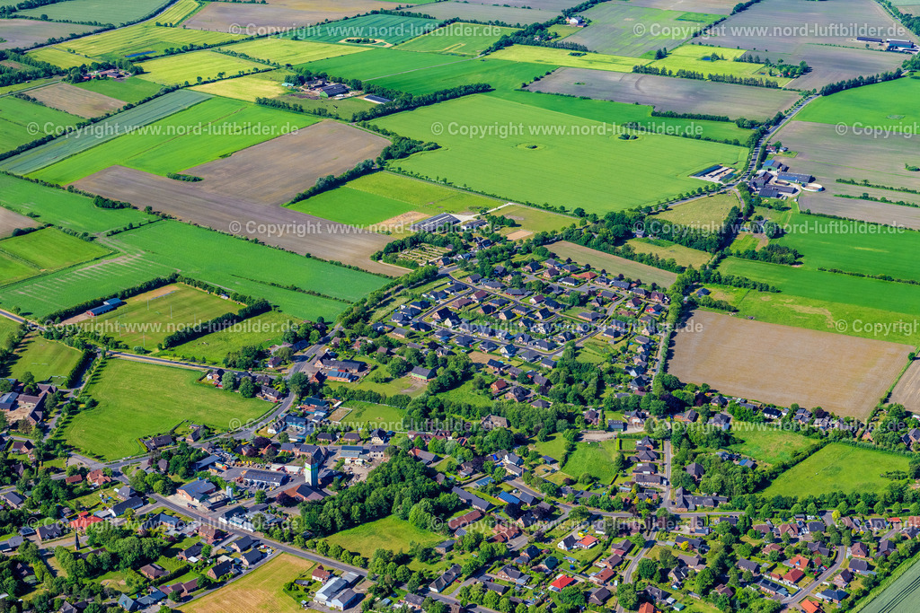 Achtrup_ELS_7989100623 | ACHTRUP 10.06.2023 Ortsansicht am Rande von landwirtschaftlichen Feldern und Nutzflächen in Achtrup im Bundesland Schleswig-Holstein, Deutschland. // Village view on the edge of agricultural fields and land in Achtrup in the state Schleswig-Holstein, Germany. Foto: Martin Elsen
