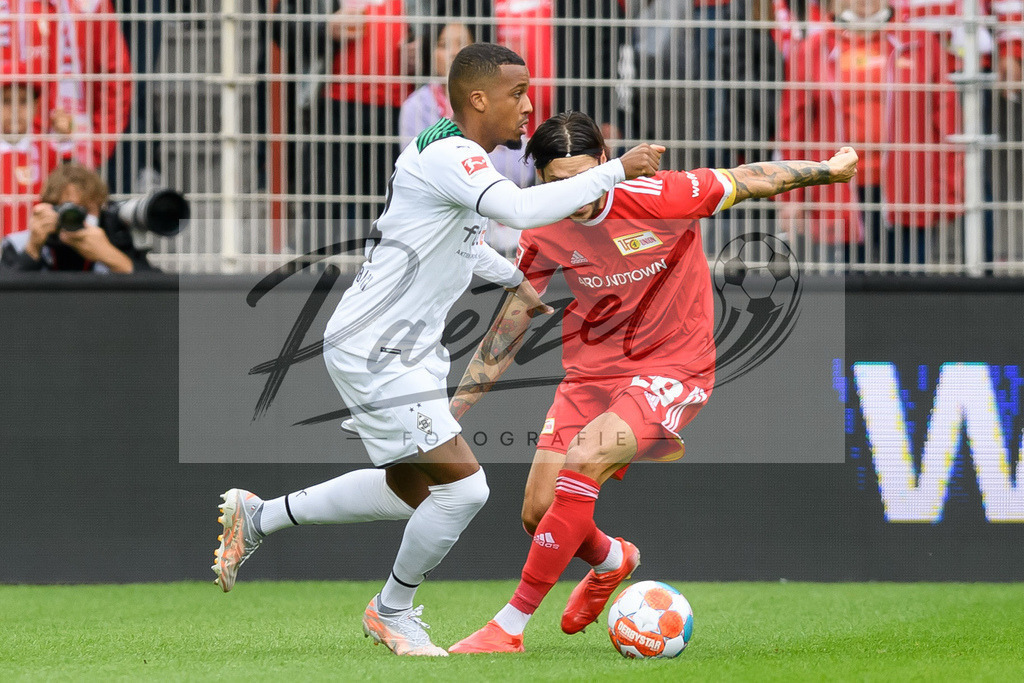 FCUBMG20210829_009 | Fussball, Herren: Alassane Plea (Borussia Moenchengladbach) und Christopher Trimmel (1.FC Union Berlin) im Zweikampf beim Spiel der 1. Bundesliga zwischen 1. FC Union Berlin und Borussia Moenchengladbach im Stadion An der Alten Foersterei am 29.08.2021 in Berlin, Deutschland. - Realisiert mit Pictrs.com