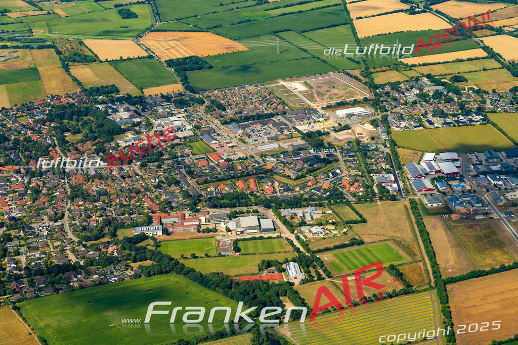 Aktuelles Luftbild von  Handewitt - Die Luftaufnahme wurde 2022 mittels UL-Flugzeug erstellt ( keine Drohne ) - hochauflösende Kamera-Systeme von  Canon -Beste Qualität - Für grossformatige Ausdrucke geeignet. Die Geschenkidee !