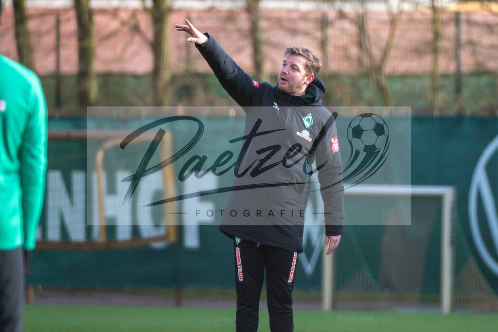 20200218_TRASVW_0021 | Fussball, Herren: Trainer Florian Kohfeldt (SV Werder Bremen) gestikuliert waehrend der Trainingseinheit des SV Werder Bremen auf dem wohninvest Weserstadion Trainingsplatz am 18.02.2020 in Bremen, Deutschland. - Realisiert mit Pictrs.com