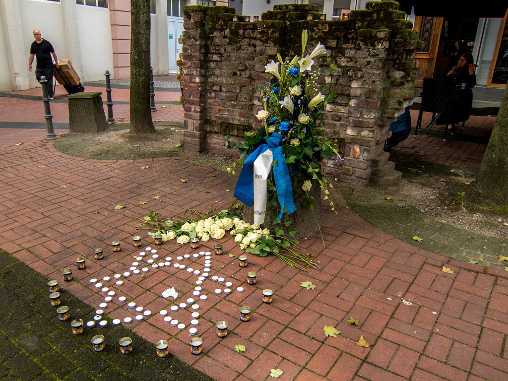 00HannsDieterHuesch_Platz_05 | Bildergalerie von Sport-Ereignissen aber auch von weiteren spannenden Dingen - nicht nur vom Niederrhein. In Anlehnung an den bekannten Spruch von Hanns Dieter Hüsch heißt das Motto: "Niederrhein ist überall".  - Realisiert mit Pictrs.com