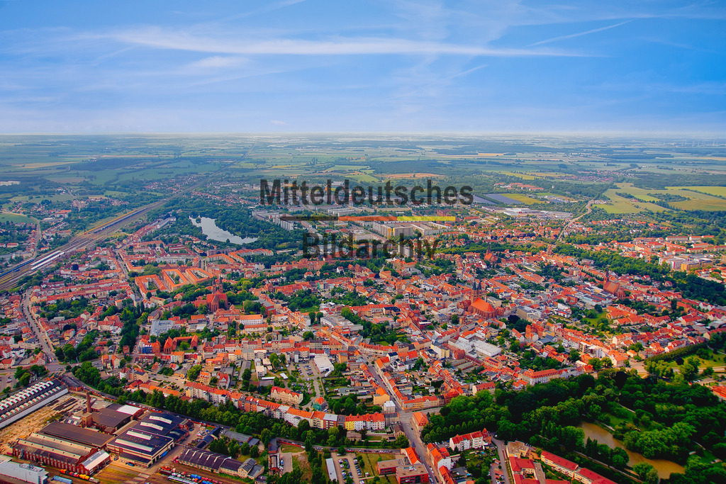 Stendal-Luftbild-Sachsen-Anhalt_4037 | Die Luftaufnahmen zeigen die Hansestadt Stendal aus unterschiedlichen Perspektiven. Sichtbar werden der historische Stadtkern, die markanten Kirchen, der Stadtsee, moderne Wohngebiete sowie der Flugplatz Stendal-Borstel. Die Bilder vermitteln einen umfassenden Überblick über eine der bedeutendsten Städte der Altmark aus der Vogelperspektive. - Realisiert mit Pictrs.com