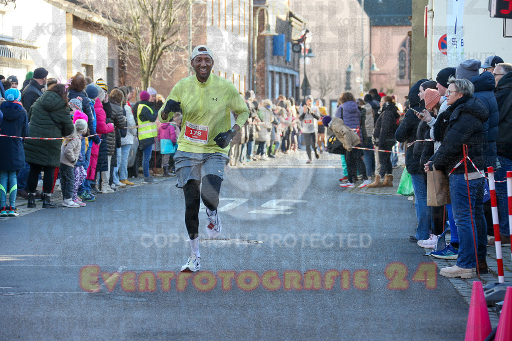 241201_1229_EX1_2332 | Sportfotografie im Rhein-Sieg Kreis, Köln, Bonn, NRW, Rheinland Pfalz, Hessen, etc. Unser Tätigkeitsfeld umfasst den Laufsport vom Volkslauf über den Marathon, Duathlon, Triathon bis zum Ultralauf wie Kölnpfad Ultra oder Schindertrail.