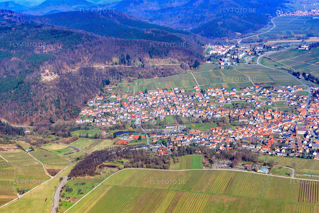 Winzerort am Haardtrand unter der Ruine Landeck von Südosten | Luftbild: Winzerort am Haardtrand unter der Ruine Landeck von Südosten in Klingenmünster im Bundesland Rheinland-Pfalz in Deutschland. Foto: IMG_38345.jpg vom 20.03.2011 durch Werner Riehm/FLY-FOTO.de - Realisiert mit Pictrs.com