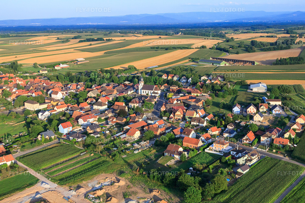 Luftbild: Dorfzentrum von Nordwesten in Niederlauterbach im Bundesland Bas-Rhin in Frankreich. – Foto: IMG_59078.jpg vom 04.08.2013 durch Werner Riehm/FLY-FOTO.de – Auflösung des Originals: 4752 x 3168 px