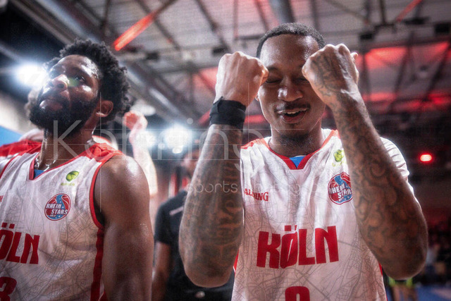 Barmer 2. Basketball Bundesliga ProA: Rheinstars Koeln vs. BBC Bayreuth, 11.01.26 | Köln, 11.01.26 - Cerdic Russel jr. (Rheinstars Köln, 0, PG) freut sich über den Sieg nach dem Spiel der Barmer 2. Basketball Bundesliga ProA: Rheinstars Koeln vs. BBC Bayreuth in der Motor World in Köln.