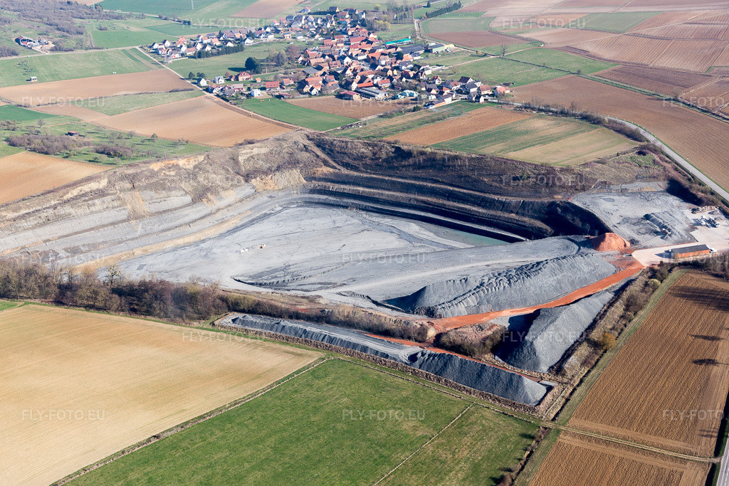 Vue aérienne: Terrain et zones de recouvrement de la mine à ciel ouvert de gravier à Lixhausen dans le département Bas Rhin, France. Photo: IMG_097531.jpg prise le 16/03/2017 par Werner Riehm/FLY-FOTO.eu – Résolution de l'original: 5472 x 3648 px