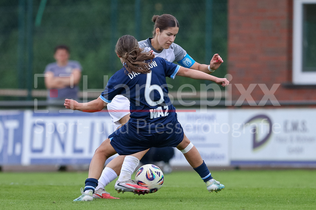 Fussball, Testspiel Frauen, SV Meppen - VfL Bochum | v.li.: Ida Daedelow (VfL Bochum, 6) und Anouk Blaschka (SV Meppen, 10) im Zweikampf, Duell, Dynamik, Aktion, Action, Spielszene