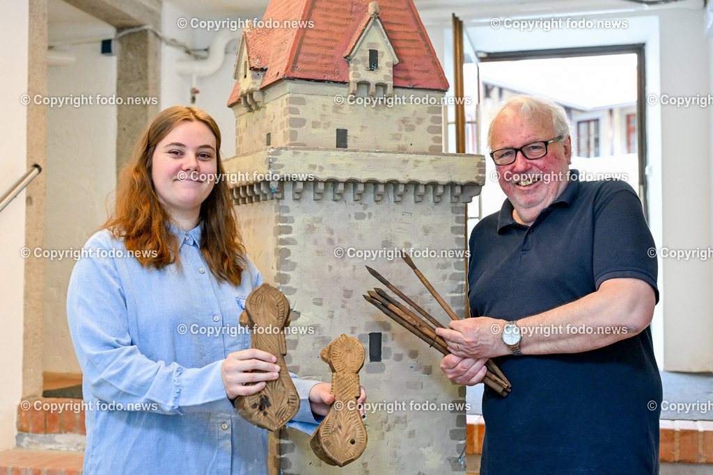 Freistadt_ Schlossmuseum_ 02.07.2024-6 | 02.07.2024, Freistadt, AUT, Schlossmuseum, Ausstellung Koenig Premysl Ottokar II, im Bild Bettina Stuetz (Kustodin) und Fritz Fellner (Kustus) 