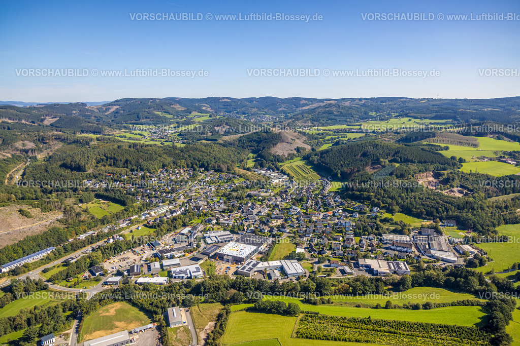 Kirchhundem230910336Kirchhundem | Luftbild, Gewerbegebiet Herrntrop Würdinghausen, Hensel Kunststofftechnik Baustelle mit Anbau, Waldgebiet mit Waldschäden, Kirchhundem, Sauerland, Nordrhein-Westfalen, Deutschland