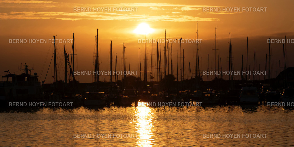 dusk in rerik | Foto in Rerik an der Ostseeküste (Mecklenburg-Vorpommern), Deutschland.Der Sonnenuntergang über dem Yachthafen taucht alles in ein goldenes Licht. | Photo taken in Rerik on the Baltic Sea coast (Mecklenburg-Western Pomerania), Germany.The sunset over the marina bathes everything in a golden light. - Realisiert mit Pictrs.com