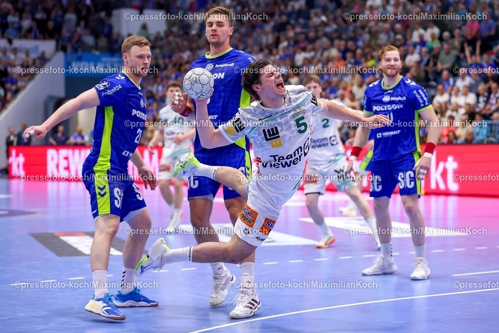 Gum30042601069 | 30.04.2026, Handball, 1. HBL, VfL Gummersbach - Frisch Auf! Göppingen, Saison 2025 / 2026 Herren, Schwalbe-Arena: Rutger ten Velde (Frisch Auf Göppingen #05) wirft den Ball auf das Tor gegen xg21  Stepan Zeman (VfL Gummersbach #66) Tom Kiesler (VfL Gummersbach #30) 