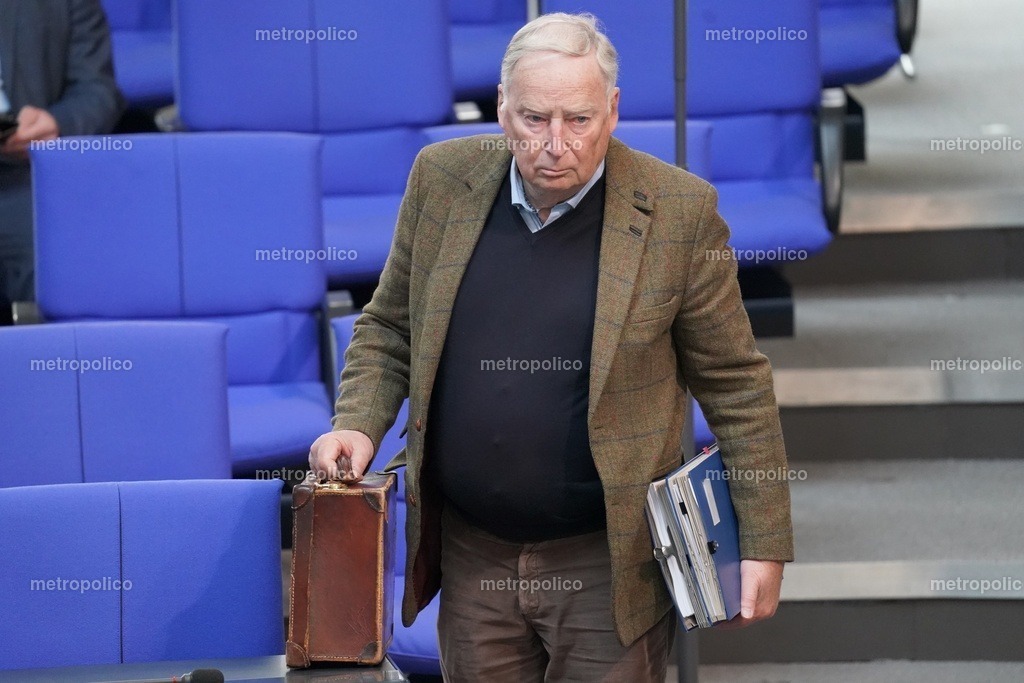 Alexander Gauland mit Akten und Koffer | Metropolico