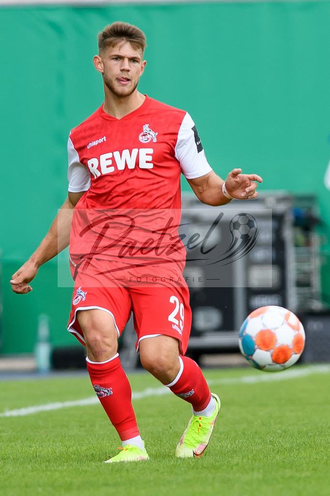 JENKOE20210808_136 | Fussball, Herren: Jan Thielmann (1. FC Koeln) in Aktion, am Ball, Einzelaktion beim Spiel der 1. Runde im DFB-Pokal zwischen FC Carl Zeiss Jena und 1. FC Koeln im Ernst-Abbe-Sportfeld am 08.08.2021 in Jena, Deutschland.DFB / DFL REGULATIONS PROHIBIT ANY USE OF PHOTOGRAPHS AS IMAGE SEQUENCES AND/OR QUASI-VIDEO. - Realisiert mit Pictrs.com