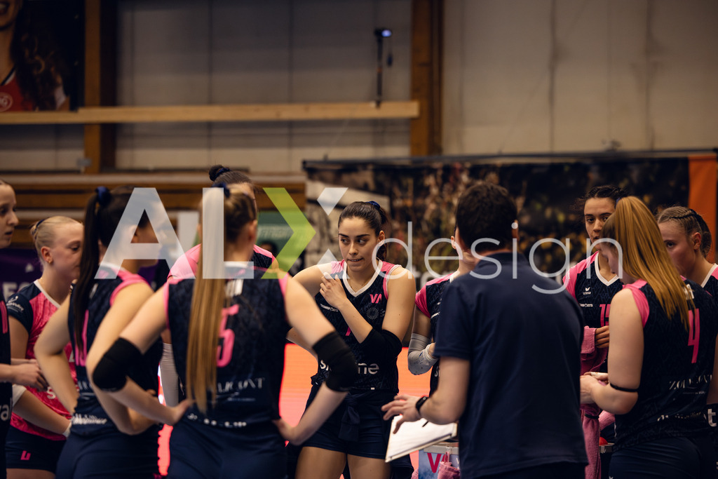 Volleyball I Frauen I Saison 2025-2026 I Volleyball NLA | Women I Round 14 I VC Kanti Schaffhausen - NLZ Volleyball Academy Zürich I 16.01.2026 | NLZ Volleyball Academy Zürich - Spielerinnenkreis - Realisiert mit Pictrs.com