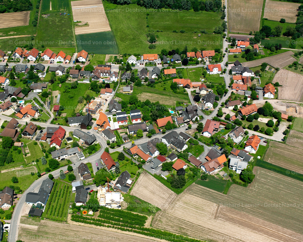 2626275 | KITTERSBURG 09.06.2006 Landwirtschaftliche Nutzflächen und Feldgrenzen  umsäumen das Siedlungsgebiet des Dorfes in Kittersburg im Bundesland Baden-Württemberg, Deutschland // Agricultural land and field boundaries surround the settlement area of the village  in Kittersburg in the state Baden-Wuerttemberg, Germany Foto: Gerhard Launer