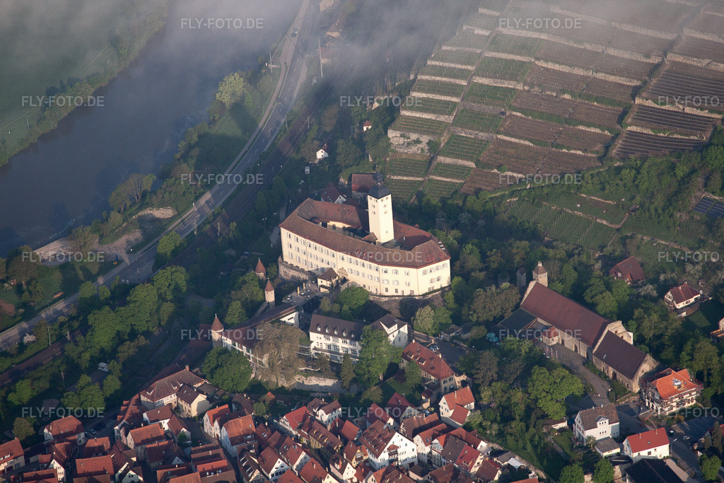 Luftbild: Schloss Horneck im Morgennebel im Ortsteil Michaelsberg in Gundelsheim im Bundesland Baden-Württemberg in Deutschland. Foto: IMG_57000.jpg vom 08.05.2013 durch Werner Riehm/FLY-FOTO.de