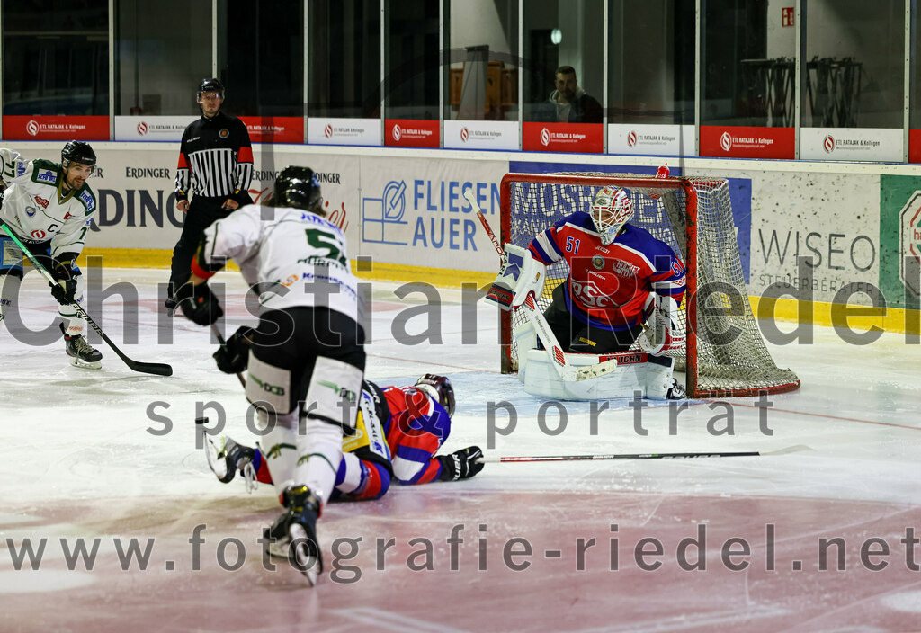 2022-09-09_039_TSV_Erding_gegen_Deggendorfer_SC | Erding, Deutschland, 09.09.2022:
Eishockey, Bayernliga 2022 / 2023, Testspiel, TSV Erding gegen Deggendorfer SC, Endergebnis: 2:5

Ryan Murphy (Erding Gladiators, #51), Julian-Maximilian Elsberger (Deggendorfer SC, #17), Torwart Timo Pielmeier (Deggendorfer SC, #51)

Foto: Christian Riedel / fotografie-riedel.net