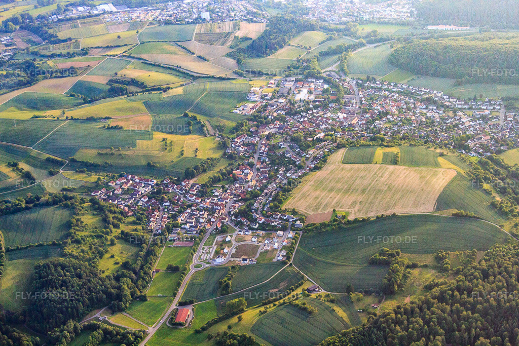 Luftbild: Dorfansicht im Odenwald aus Osten in Wiesenbach im Bundesland Baden-Württemberg in Deutschland. Foto: IMG_66359.jpg vom 30.05.2014 durch Werner Riehm/FLY-FOTO.de