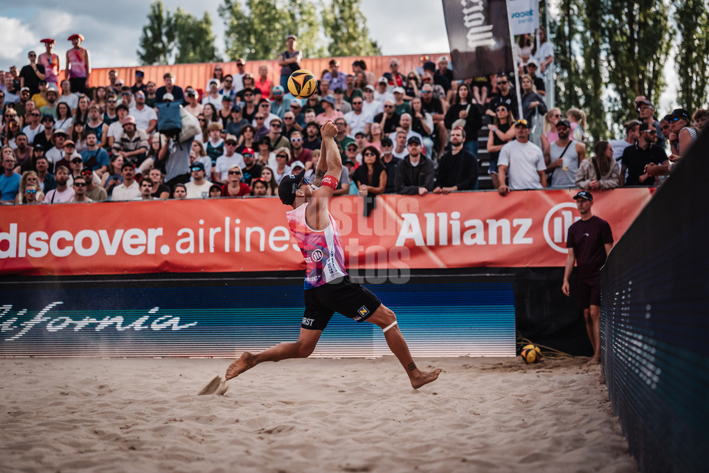 Beachvolleyball | Männer | Allianz German Beach Tour 2025 | Tourstop Berlin | 17.08.2025 | Alexander Horst spielt den Ball