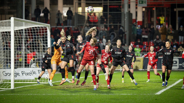 Frauen Fußball-Bundesliga; Bayer 04 Leverkusen - 1. FC Köln, 13.02.2026 | Eine seltene Strafraumszene mit Torhüterin Rafaela Borggraefe (Bayer 04 Leverkusen, 12), Melissa Friedrich (Bayer 04 Leverkusen, 3), Celina Degen (1. FC Köln, 5), Lilla Turanyi (Bayer 04 Leverkusen, 24), Selina Ostermeier (Bayer 04 Leverkusen, 2); Bayer 04 Leverkusen - 1. FC Köln an Spieltag 18 der Google Pixel Frauen-Bundesliga am 13.02.2026 im Ulrich-Haberland-Stadion in Leverkusen (Nordrhein-Westfalen). DFL REGULATIONS PROHIBIT ANY USE OF PHOTOGRAPHS AS IMAGE SEQUENCES AND/OR QUASI-VIDEO.