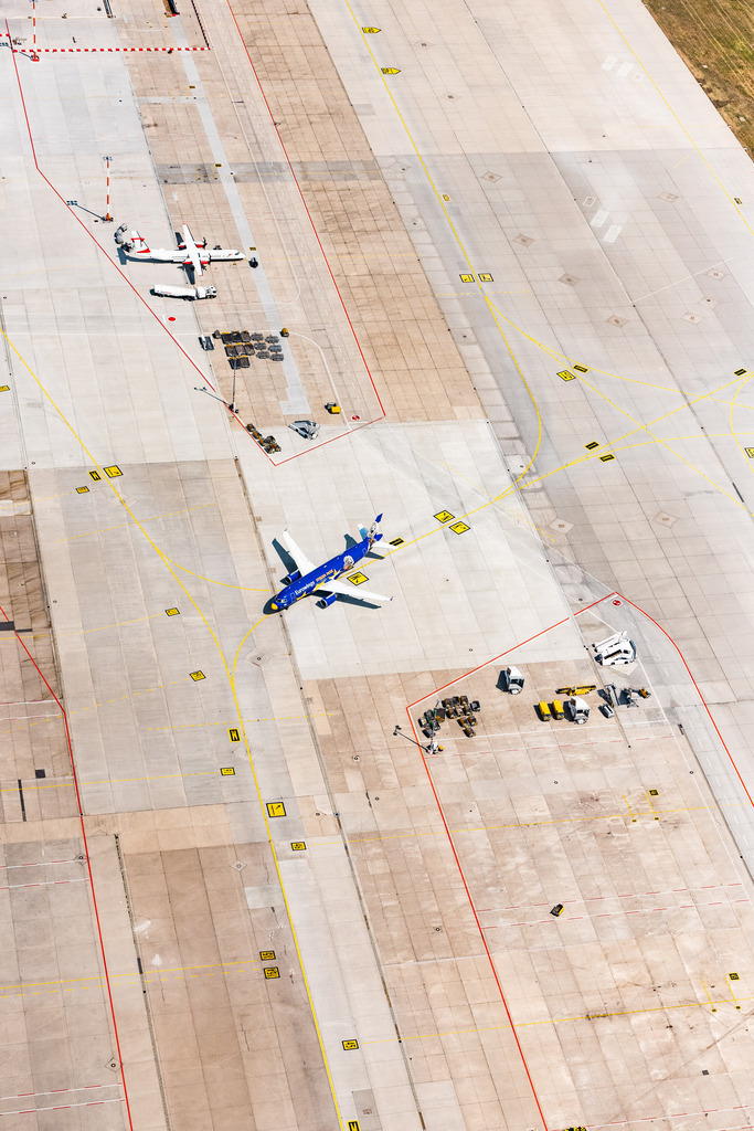 dr__0015912.jpg | STUTTGART 03.08.2018 Passagierflugzeug auf der Parkposition - Abstellfläche auf dem Flughafen in Stuttgart im Bundesland Baden-Württemberg, Deutschland. // Passenger airplane in parking position - parking area at the airport in Stuttgart in the state Baden-Wurttemberg, Germany. Foto: Daniel Reiter