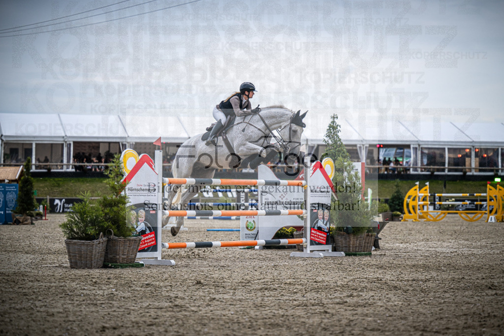 DOS_7077 | Entdecke hochwertige Reitturnierfotos von Foto Oger. Professionell, emotional und authentisch – jetzt Lieblingsmomente im Shop bestellen.Deutschlandweite Turnierfotografie. - Realisiert mit Pictrs.com