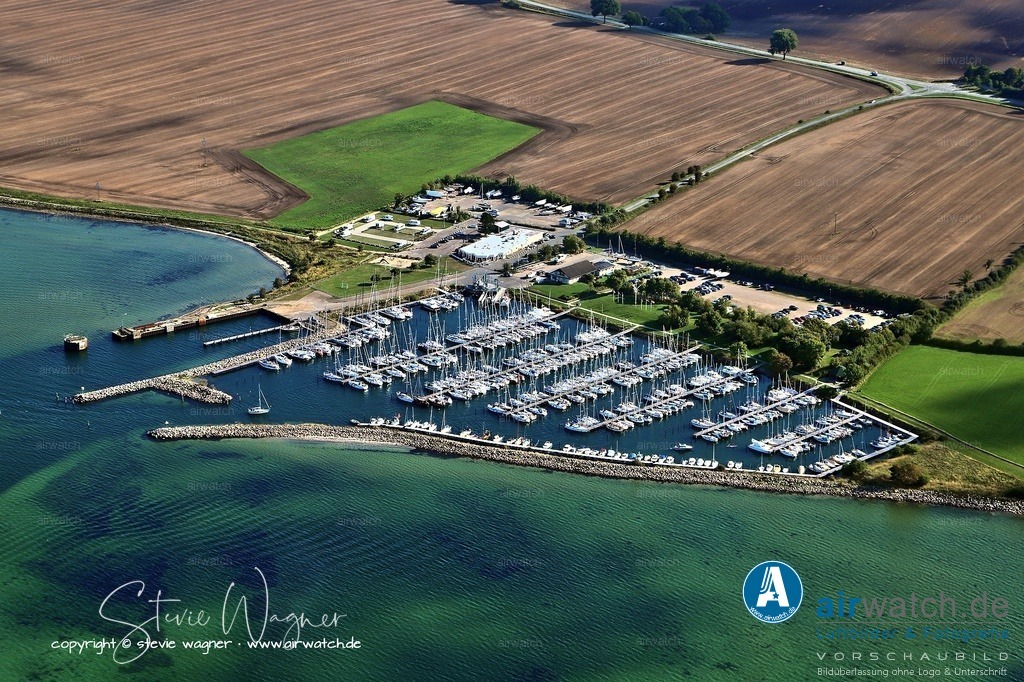 Luftbild Gelting Mole - Der Hafen wird als Eldorado für anspruchsvolle Segler beschrieben | Der Hafen wird als Eldorado für anspruchsvolle Segler beschrieben und bietet moderne Liegeplätze und Serviceleistungen für Bootsfahrer. Informationen zu Bewertungen und konkreten Kundenrezensionen liegen nicht vor.
