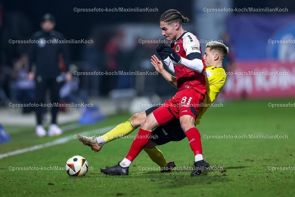FCVK14022501019 | 14.02.2025, Fußball, FC Viktoria Köln – Alemannia Aachen, 3.Liga, Sportpark Höhenberg, Saison 2024 2025: Donny Bogicevic (Viktoria Köln #8) im Zweikampf gegen Lukas Scepanik (Alemannia Aachen #8) DFB regulations prohibit any use of photographs as image sequences and or quasi-video.
