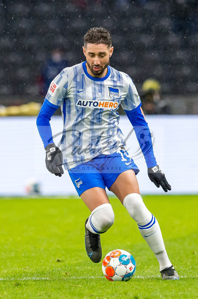 BSCRBL20220220_190 | Fussball, Herren: Ishak Belfodil (Hertha BSC) in Aktion, am Ball, Einzelaktion bei dem Spiel der 1. Bundesliga zwischen Hertha BSC und RB Leipzig im Olypiastadion am 20.02.2022 in Berlin, Deutschland.DFB / DFL REGULATIONS PROHIBIT ANY USE OF PHOTOGRAPHS AS IMAGE SEQUENCES AND/OR QUASI-VIDEO. - Realisiert mit Pictrs.com