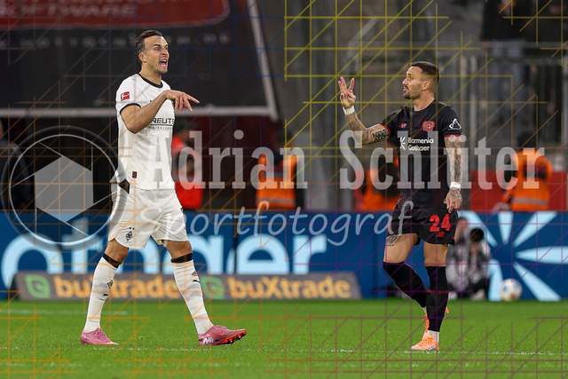 Bayer 04 Leverkusen vs Borussia Mönchengladbach - Bundesliga  | Leverkusen, Deutschland, 21.09.25:   Haris Tabakovic (Borussia Mönchengladbach) und Aleix Garcia (Bayer 04 Leverkusen) gestikuliert, Gestik waehrend des Spiels der Bundesliga zwischen  Bayer 04 Leverkusen vs Borussia Mönchengladbach in der BayArena(Foto von Brauer-Fotoagentur / Adrian Schlueter)