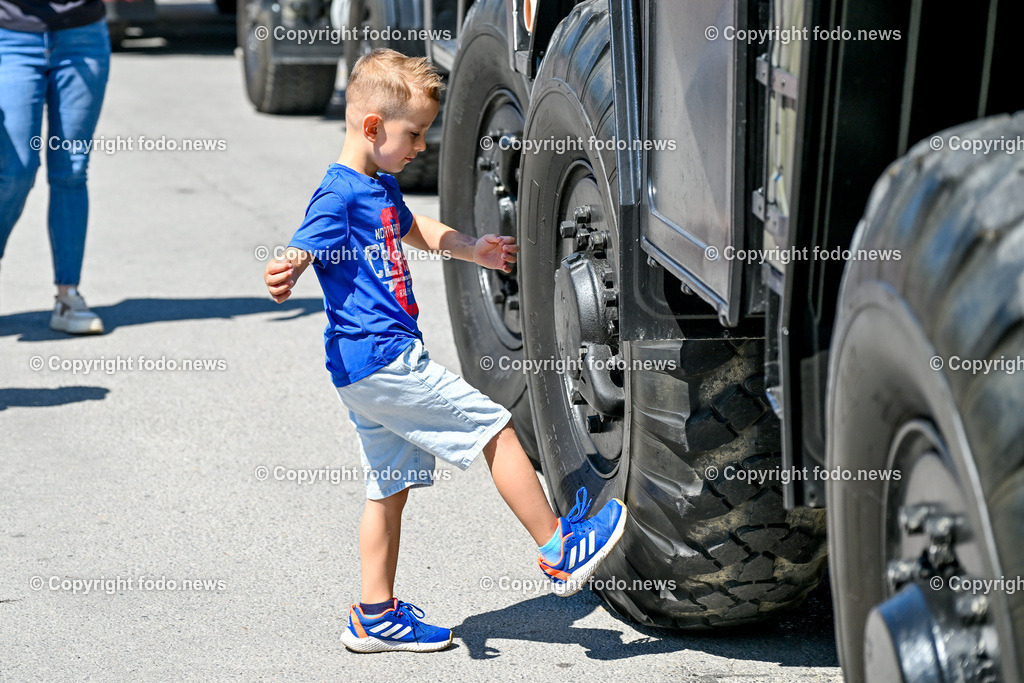 Slowakei_ Povazska Bystrica_ Veteran Tour Manin_ 14.06.2025-124 | 14.06.2025, Slowakei, SVK, Trenciansky kraj, Povazska Bystrica, im Bild Oldtimer Klub, Historische Fahrzeuge, Veteran Tour Manin, Auto, Alt, Besucher, Menschen, Feature, Symbolbild