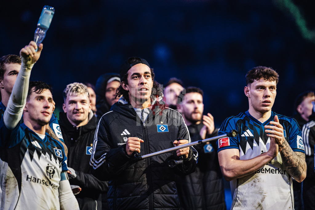 Fußball | Männer | Saison 2025/2026 | 1. Fußball-Bundesliga | 15. Spieltag | Hamburger SV vs. Eintracht Frankfurt | 20.12.2025 | Yussuf Poulsen (#15, HSV) mit seinen Krücken nach dem Spiel