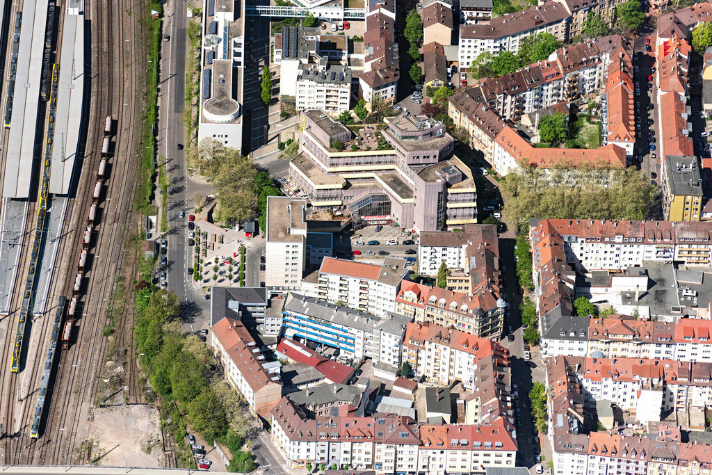 dr__0051228.jpg | PFORZHEIM 22.04.2020 Gebäude des Altersheim - Seniorenresidenz der Seniorenresidenz Goldene Pforte Pforzheim GmbH an der Hohenstaufenstrße in Pforzheim im Bundesland Baden-Württemberg, Deutschland. Weiterführende Informationen bei: Wohnen im Alter Internet GmbH. // Building the retirement home Seniorenresidenz Goldene Pforte Pforzheim GmbH in Pforzheim in the state Baden-Wurttemberg, Germany. Further information at: Wohnen im Alter Internet GmbH. Foto: Daniel Reiter