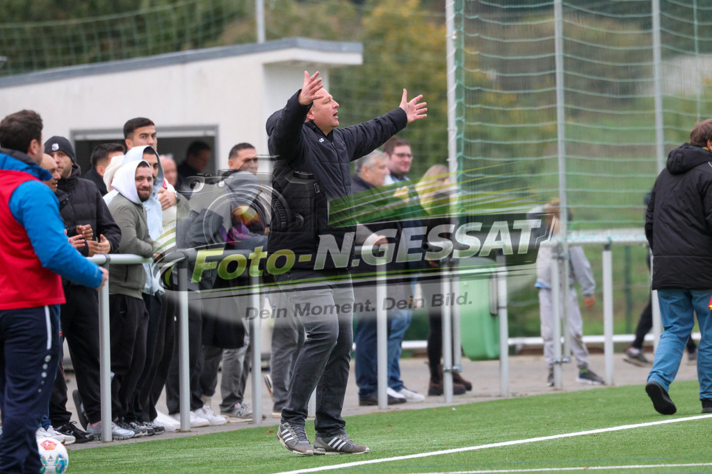 SC Enger - TuS Hücker-Aschen | Auf dem Bild zu sehen: SC Enger Trainer: Marco Priebe SC Enger, TuS Hücker-Aschen, Saison 26/27, Kreisliga A, Enger, Deutschland - Realisiert mit Pictrs.com
