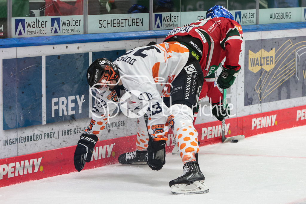 Augsburger Panther - Grizzlys Wolfsburg | Lucas DUMONT (WOB #13) im Duell mit Michael CLARKE (AEV #49)
