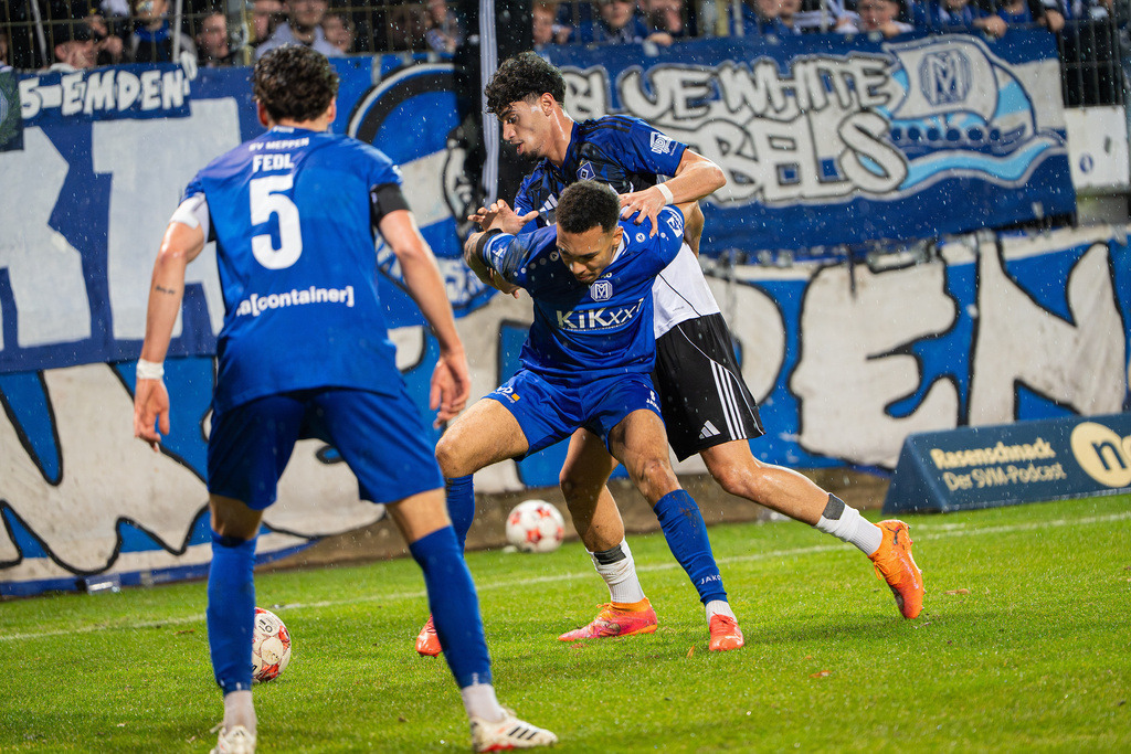 Fußball I Herren I Saison 2025-2026 I Regionalliga Nord I 24. Spieltag I SV Meppen - Hamburger SV II I 1320 | Oliver Schmitt (7, SV Meppen) gegen Omar Abdel Megeed (22, Hamburger Sport Verein II) - Realisiert mit Pictrs.com
