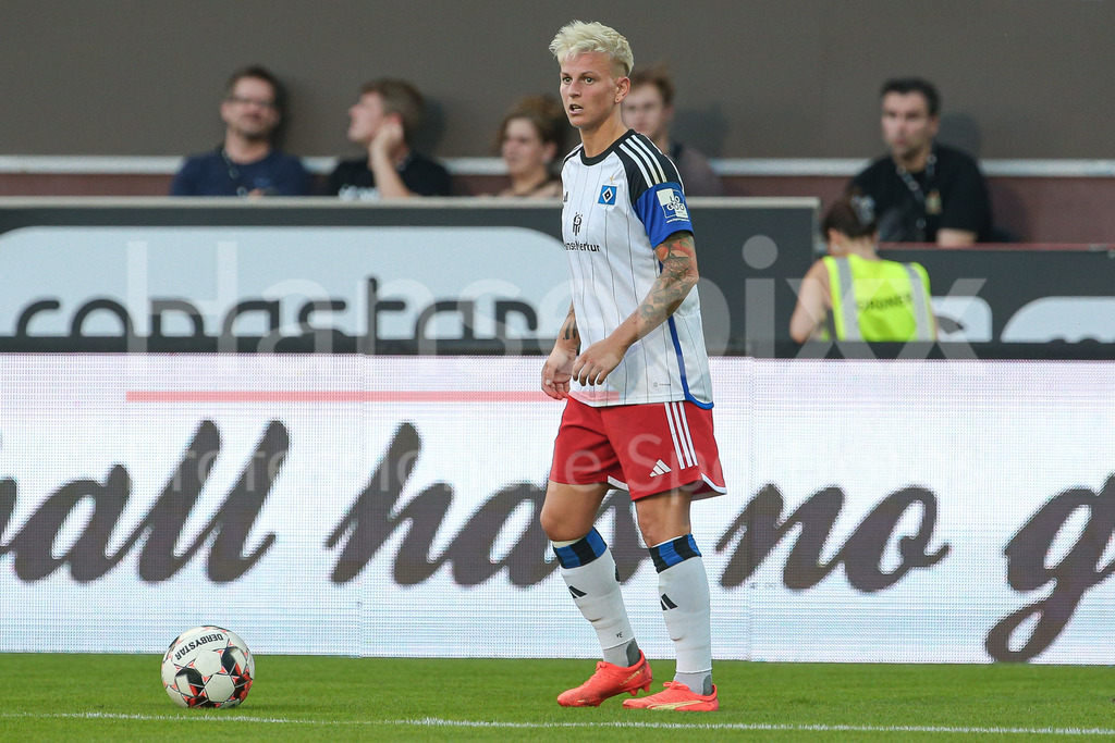 Fussball, DFB-Pokal Frauen, FC St. Pauli - Hamburger SV | v.li.: Jobina Lahr (Hamburger SV, 31) Freisteller, Einzelbild, Ganzkörper, Aktion, Action, Spielszene, DIE DFB-RICHTLINIEN UNTERSAGEN JEGLICHE NUTZUNG VON FOTOS ALS SEQUENZBILDER UND/ODER VIDEOÄHNLICHE FOTOSTRECKEN. DFB REGULATIONS PROHIBIT ANY USE OF PHOTOGRAPHS AS IMAGE SEQUENCES AND/OR QUASI-VIDEO.