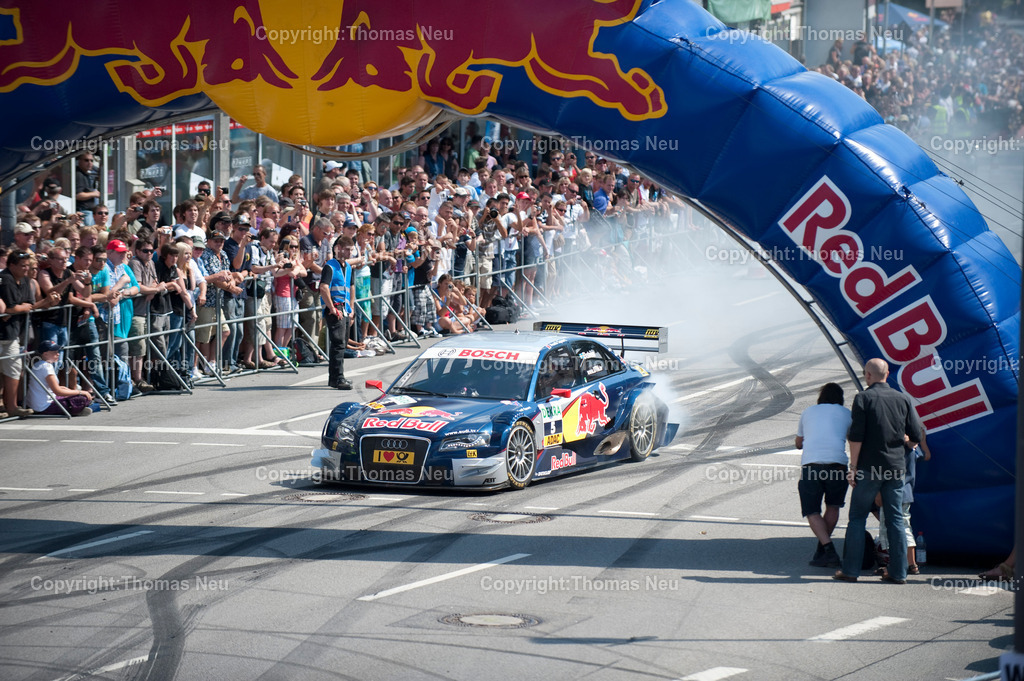 _DSC7210 | Sebastian Vettel beim spektakulären „Home Run“ in Heppenheim: Der Formel-1-Weltmeister fährt im Red-Bull-Rennwagen über die zur Rennstrecke umfunktionierte B3 in seiner Heimatstadt. Tausende Fans feiern ihren Lokalhelden.
