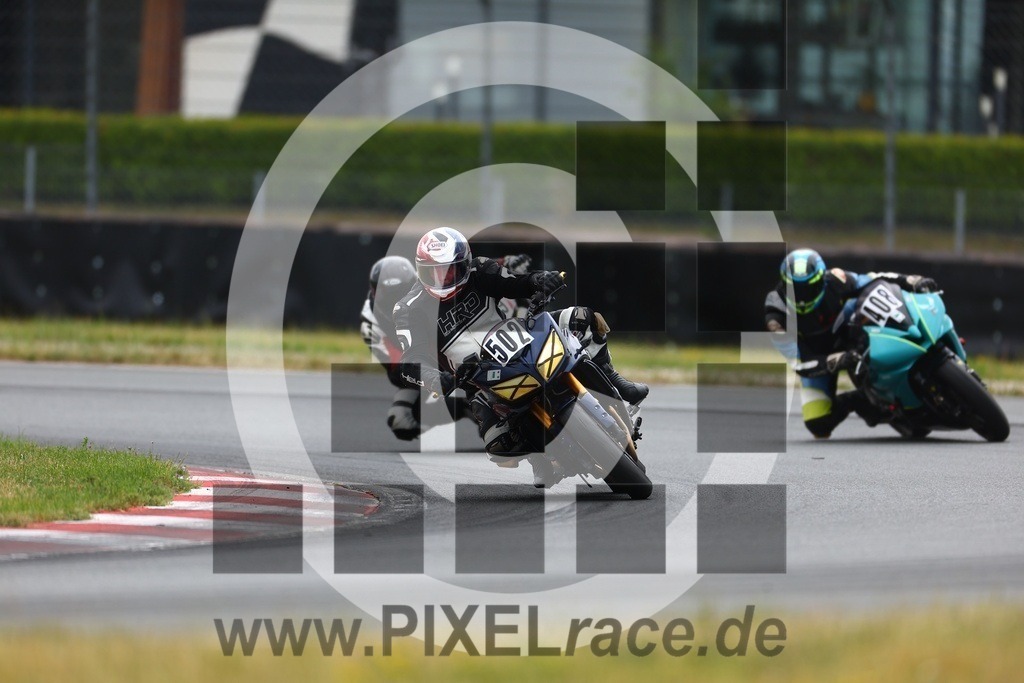 0429-20250616_00375 | Schöne Erinnerungen an spannende Momente - das festzuhalten ist unser Job. PIXELrace.de ist seit 2003 auf den Rennstrecken Europas unterwegs um die Action draußen beim Fahren und die wunderbare Stimmung imm Fahrerlager für euch einzufangen.