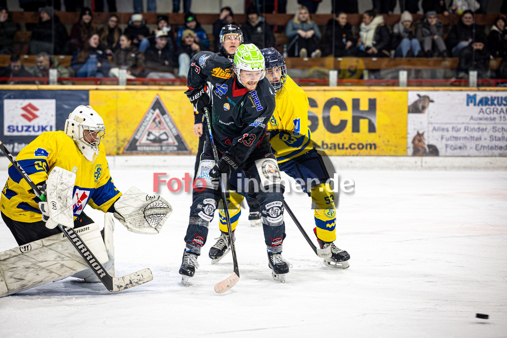 Peißenberg MINERS gegen EC Pfaffenhofen | Eishockey Bayernliga 2025/26 Vorrunde 25. Spieltag, Peißenberg MINERS gegen EC Pfaffenhofen, 20260109,Duell vor dem Tor,2026-01-09 in Peißenberg (flatbuy Arena Peißenberg), Jonathan KORNREDER (EC Pfaffenhofen Torwart 29), Weiland PARRISH (MINERS 13), Marc SAUER (EC Pfaffenhofen 53)Copyright: WolfgangxLindner www.foto-lindner.de